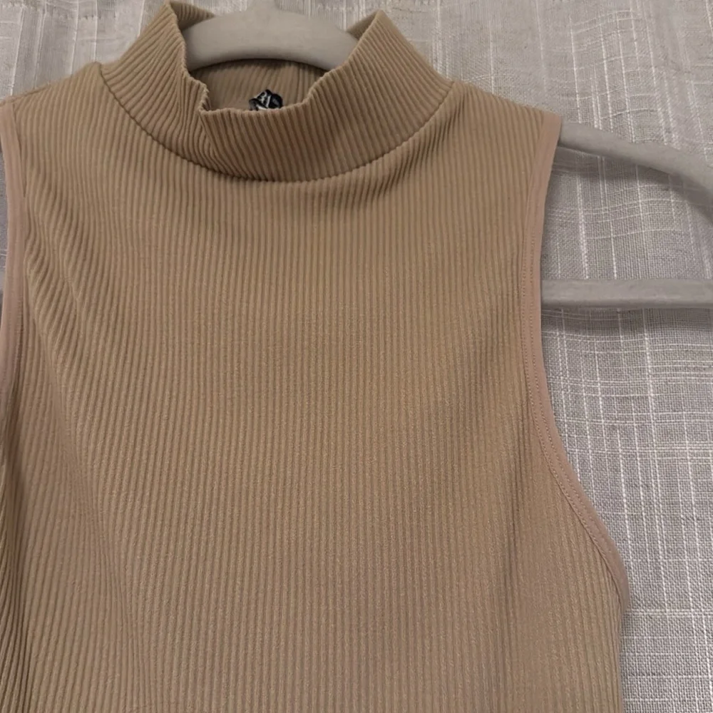 ZARA Cropped Ribbed Tank - Picture 2 of 2